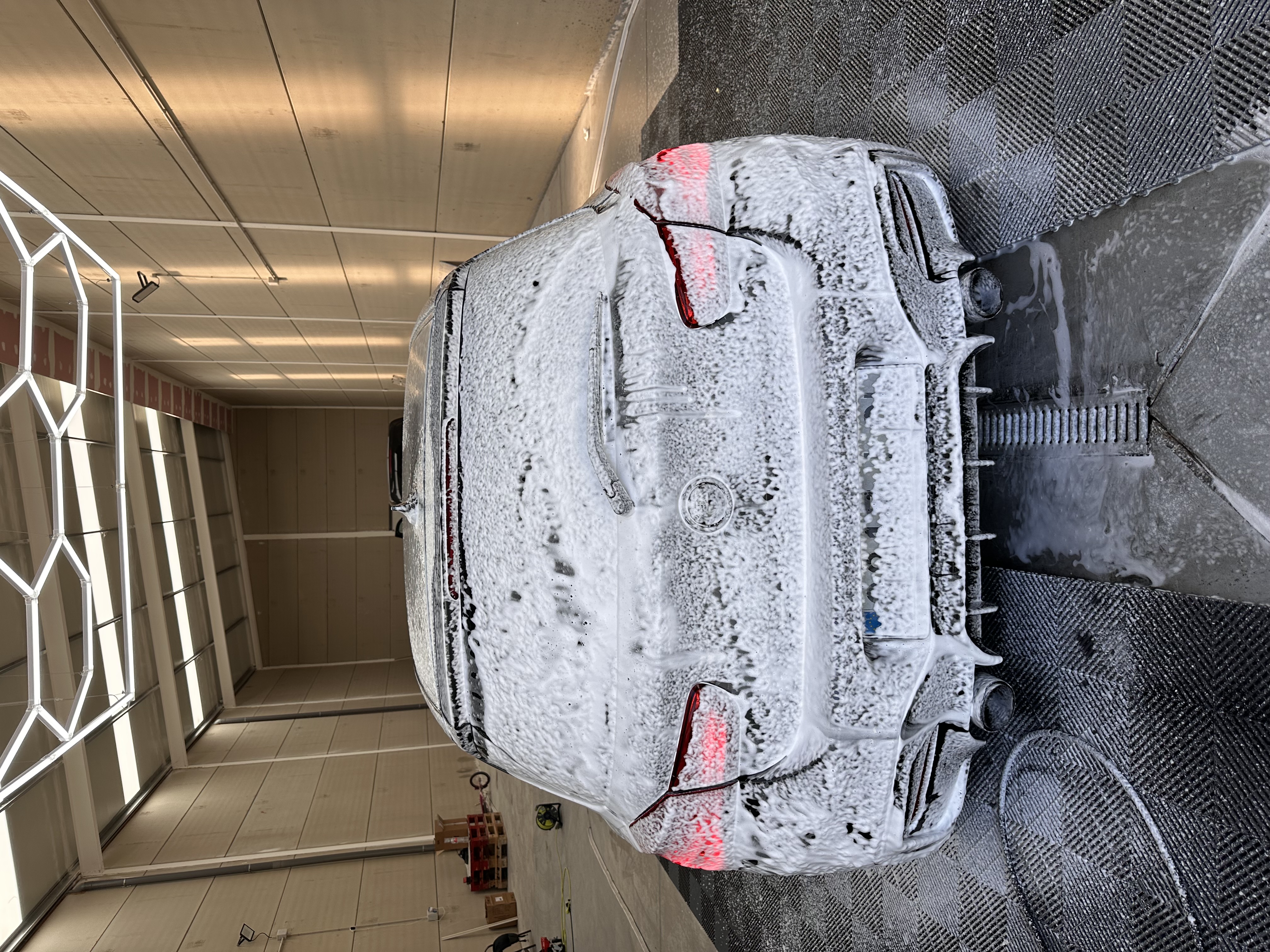 BMW completamente cubierto de espuma