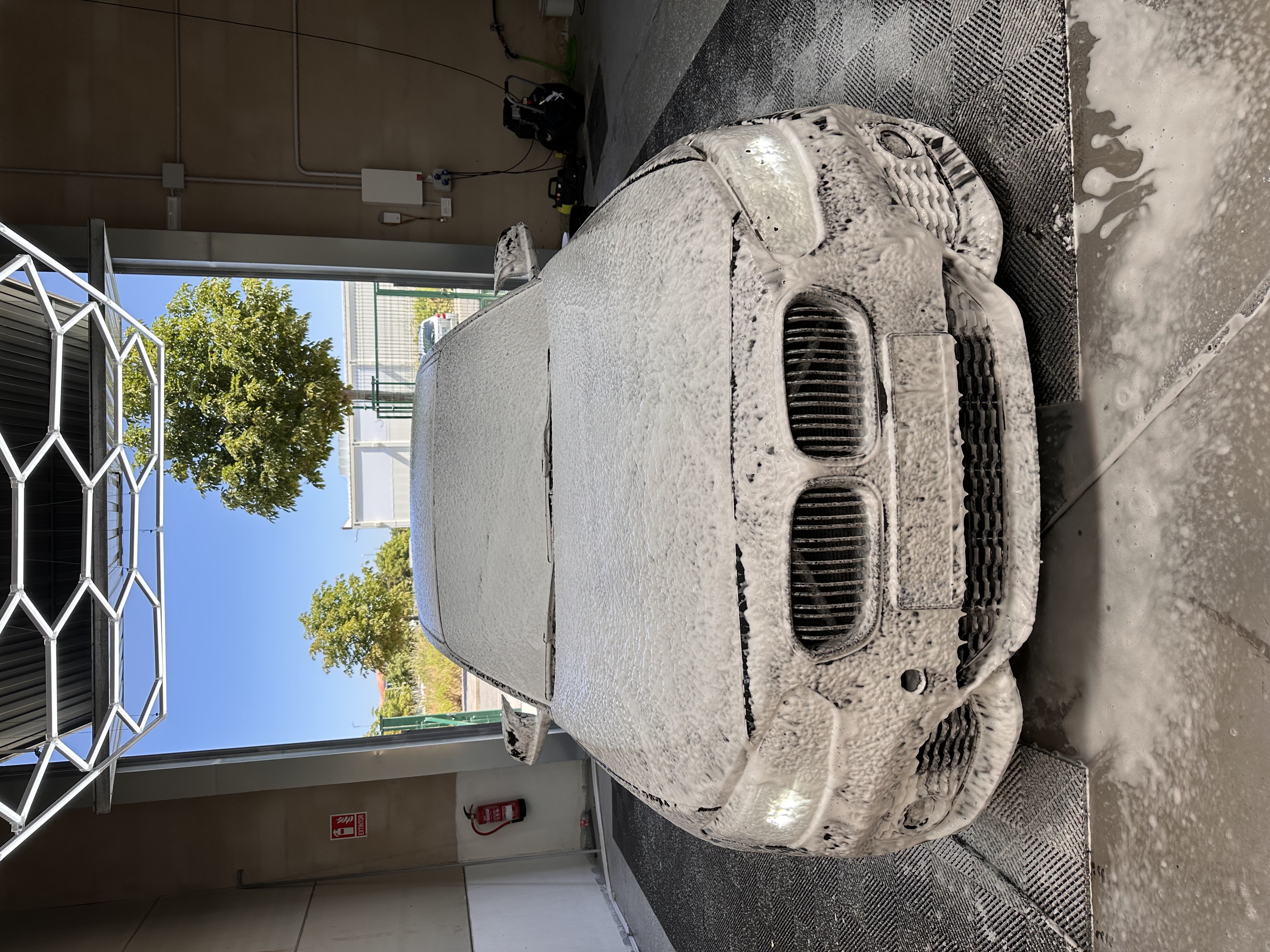 BMW con espuma proceso de lavado